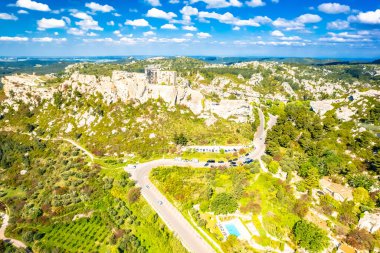 Les Baux de Provence manzaralı bir kasaba. Güney Fransa 'da kaya havası manzaralı.