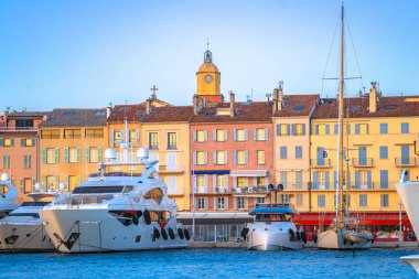 Saint Tropez köyü yat sahili manzarası, Güney Fransa 'daki ünlü turizm merkezi.