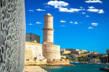 Marsilya şehri deniz feneri manzaralı, güney Fransa