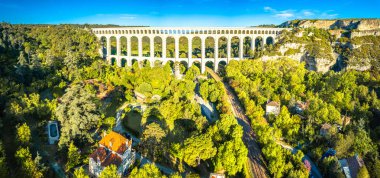 Roquefavour Taşı Aqueduct yeşil manzaralı panoramik hava manzaralı, Güney Fransa 'nın simgesi