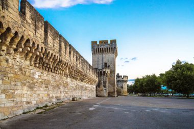 Avignon şehri savunma tarihi duvarları manzarası, güney Fransa