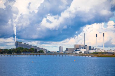 Kopenhag Kopenhag Tepesi ve Danimarka 'nın başkenti denizden elektrik santrali manzarası