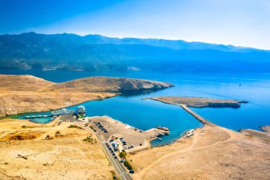 Rab adasındaki Misnjak feribot limanı ve Velebit dağ kanalı Hırvatistan hava manzarası, takımadası