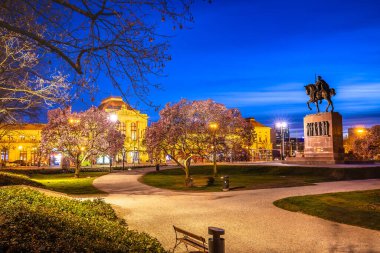 Hırvatistan 'ın başkenti Zagreb' deki King Tomislav Meydanı akşam manzaralı