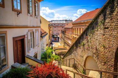 Zagreb 'in tarihi tramvayı ve Hırvatistan' ın başkenti sokak manzarası