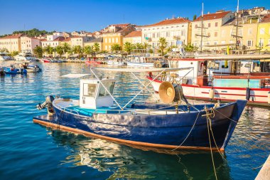 Mali Losinj kasabası renkli kıyı manzaralı, Losinj takımadası Hırvatistan 'da