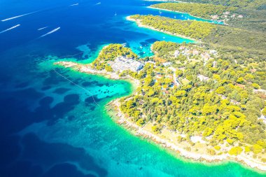 Hırvatistan 'ın Adriyatik takımadası Kampor hava manzaralı rahim cennet turkuaz kıyı şeridi