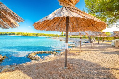Punat manzaralı Idyllic turkuaz plajı, Krk adası, Hırvatistan takımadası