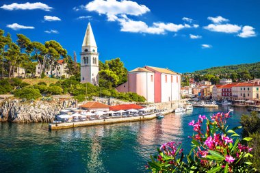 Veli Losinj kasabası manzara kilisesi ve liman manzarası, Losinj Adası, Hırvatistan takımadası