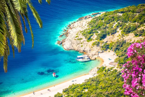 Cres adasındaki Lubenice köyünün altındaki gizli turkuaz plajı, Hırvatistan 'ın manzaralı takımadası