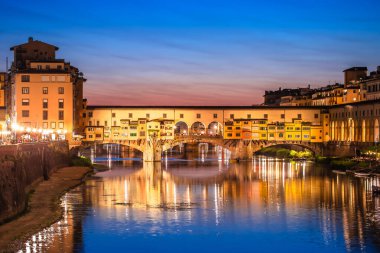 Ponte Vecchio Köprüsü ve Arno Nehri waterfront Tuscany Bölgesi İtalya'nın Floransa akşam görünümünde