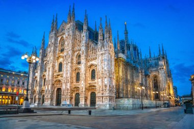 Milan Katedrali ve Piazza del Duomo Meydanı akşam manzarası, İtalya 'nın Lombardiya bölgesi