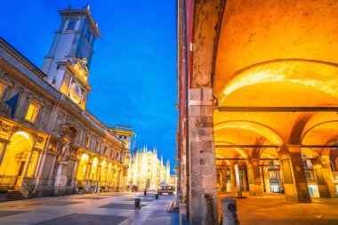 Milan Piazza del Duomo Meydanı Akşam Manzarası, İtalya 'nın Lombardiya Bölgesi