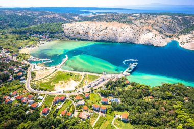 Lopar körfezi ve feribot limanı hava manzarası, Hırvatistan 'ın Rab Adası takımadası