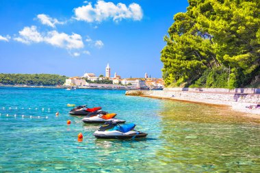 Tarihsel şehir olan Rab kuleleri ve sahil yolu manzarası, Hırvatistan ve Dalmaçya takımadaları