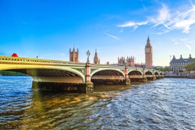 Londra 'daki Big Ben saat kulesi Thames Nehri manzaralı, İngiltere' nin ünlü simgesi.