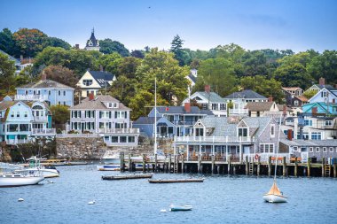 Cape Ann Limanı 'ndaki Rockport kasabası ve sahil manzarası, Massachusetts, Amerika Birleşik Devletleri' ndeki ünlü yaz turizm merkezi.