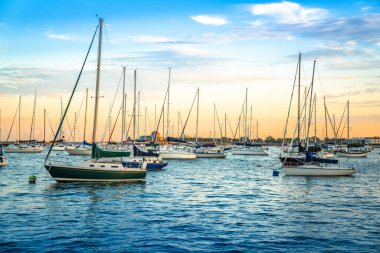 Michigan Gölü üzerinde Chicago yelkenli limanı Gün batımı manzarası, Illinois eyaleti, ABD