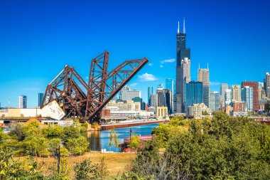 Chicago silueti ve Chicago nehri paslı köprü manzarası, Illinois eyaleti, ABD