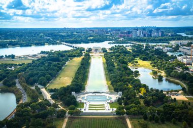 Washington DC Ulusal Alışveriş Merkezi 'nin panoramik manzarası, yansıyan havuz ve Lincoln anıtı, ABD' nin başkenti.