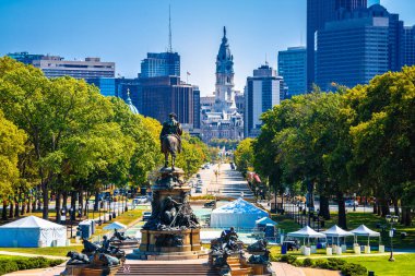 Philadelphia Benjamin Franklin Parkway ve şehir manzarası, Pennsylvania eyaleti, ABD