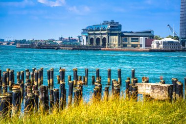 Brooklyn, New York 'tan Manhattan feribot terminali görüntüsü, ABD