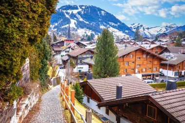 Gstaad 'ın Idyllic Alp köyü panoramik çatı manzarası, İsviçre' de lüks kış mevsimi