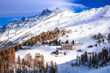 Zermatt dağlarındaki Riffelalp kayak alanı İsviçre Alplerindeki Valais bölgesi