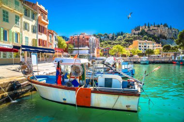 Fransa 'nın güneyinde Fransız Riviera turkuaz kıyı manzaralı Idyllic kıyı kasabası Cassis