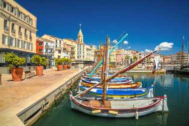 Sanary sur Mer kasabası rengarenk kıyı manzaralı, Güney Fransa