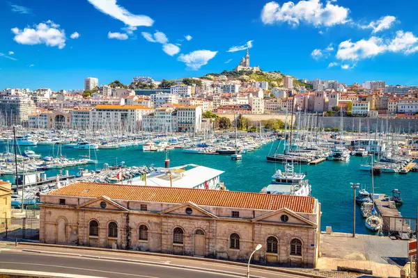 Marsilya Limanı ve Notre Dame de la Garde Kilisesi güney Fransa 'da tepe manzaralı