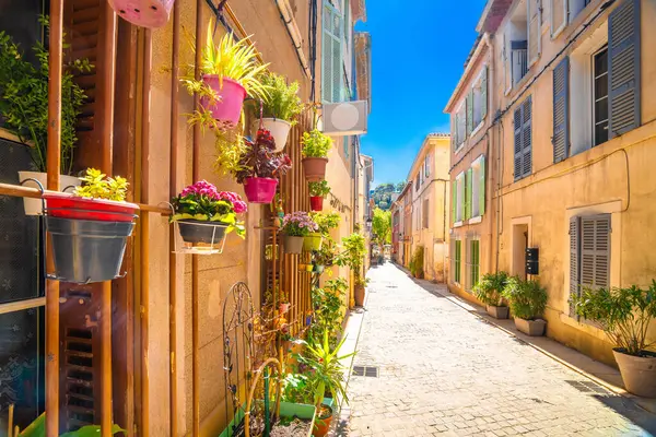 Fransız Riviera renkli sokak manzaralı Cassis kasabası, Güney Fransa