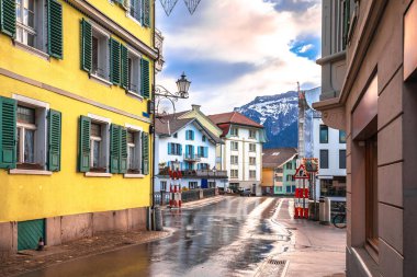 Interlaken sokağı manzaralı, İsviçre 'nin Berner Oberland bölgesi