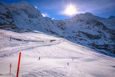 Eigergletscher demiryolu ve kayak yamaçları Jungfraujoch zirvesinin altında, İsviçre 'nin Berner Oberland bölgesinde