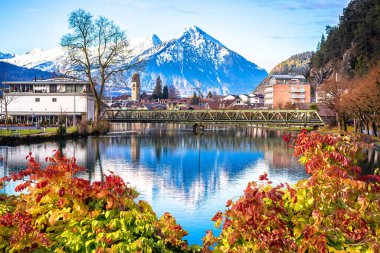 Interlaken ve Alsp 'in manzara kasabası. İsviçre' nin Berner Oberland bölgesi.