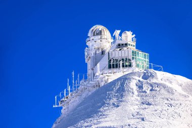 Buza bağlı Jungfraujoch Sphinx Gözlemevi, İsviçre Alpleri kış manzarası, İsviçre 'de aşırı hava koşulları