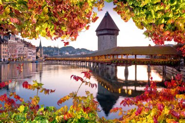 Lucerne 'deki Kapelbrucke İsviçre' nin ünlü sonbahar yaprakları manzarası, İsviçre 'nin ünlü simgeleri