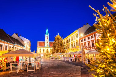 Varazdin kare Noel gelişmekte olan pazar manzarası, kuzey Hırvatistan