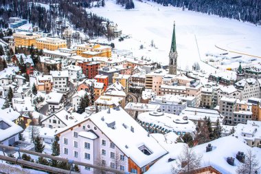 İsviçre 'nin Graubunden bölgesindeki Sankt Moritz kasabası, lüks kış seyahatleri manzaralı.