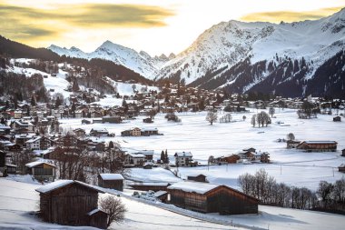 Sankt Moritz yakınlarındaki Idyllic kış vadisi şafak manzarası, İsviçre 'deki seyahat noktası