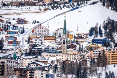 İsviçre 'nin Graubunden bölgesindeki Sankt Moritz kasabası, lüks kış seyahatleri manzaralı.