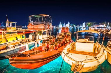 Krk limanı akşam manzarasında aydınlanan sürat tekneleri, Hırvatistan takımadaları