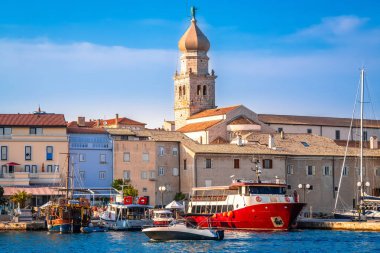 Hırvatistan 'ın Kvarner bölgesindeki Krk liman manzaralı ada kasabası