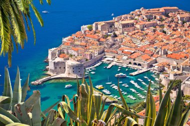 Dubrovnik. Hırvatistan 'ın Dalmaçya takımadasındaki ünlü turizm merkezi Dubrovnik tarihi limanı ve savunma duvarlarının hava manzarası