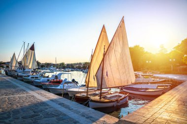 Krk adası liman manzarası ve Hırvatistan takımadasında gün batımında yelken açacak