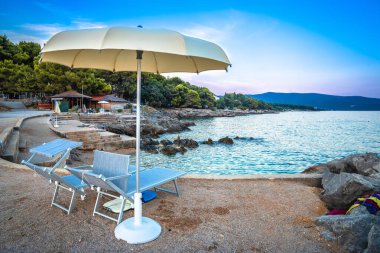 Krk manzaralı Idyllic turkuaz plajı, Krk adası, Hırvatistan takımadası