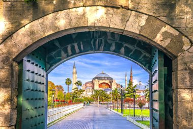 İstanbul 'daki Ayasofya Büyük Camii, Türkiye' nin simgeleri olan taş kapıdan bakıyor