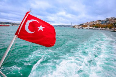 İstanbul 'un İstanbul ve Türkiye manzaralı İstanbul kanalında dalgalanan teknede Türk bayrağı