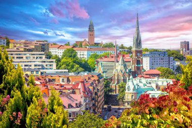 Göteborg şehrinin çatıları doğa çerçevesinden panoramik manzara, İsveç 'in Vastra Gotaland ilçesi