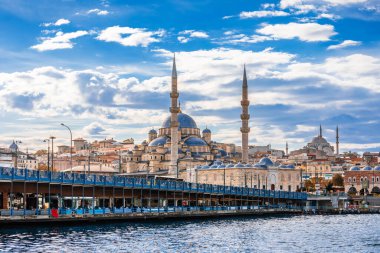 Türkiye 'nin en büyük kenti İstanbul' daki Galata Köprüsü ve Yeni Cami manzarası